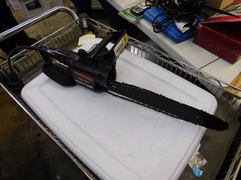 lot 157 image: Remington electric chain saw