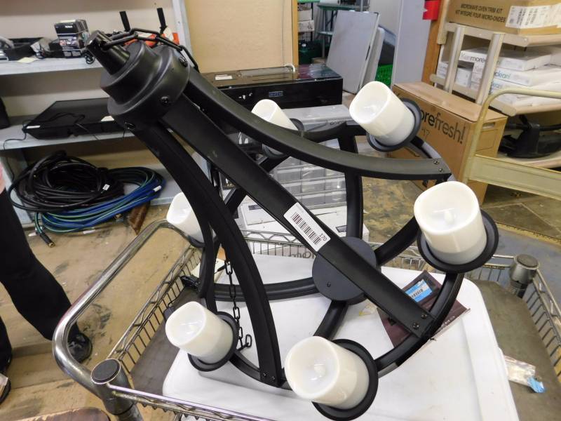 lot 170 image: chandelier