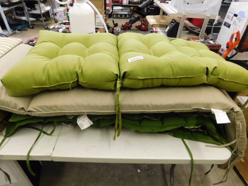 lot 218 image: lounger cushions