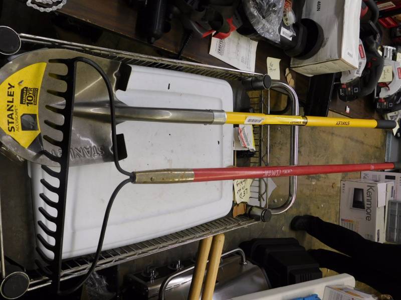 lot 253 image: Shovel and rake - fiberglass handles