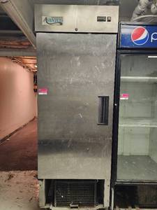 lot 18836 image: Commerical Avantco 178A23FHC Single Door Reach-in Freezer&nbsp