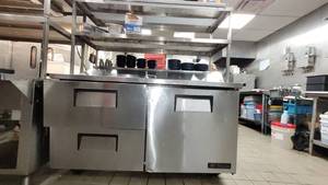 lot 18861 image: Commerical True Refrigerated Sandwich and Salad Prep Table TSSU-60-16D-2