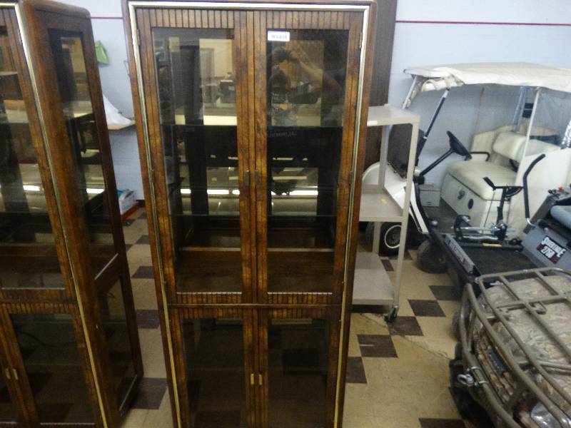 lot 311 image: Lighted curio cabinet 3 shelves.