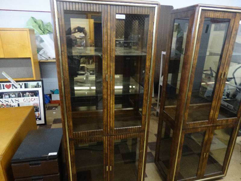 lot 312 image: Lighted curio cabinet 3 shelves.