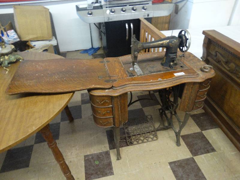 lot 320 image: free sewing  Machine & table.