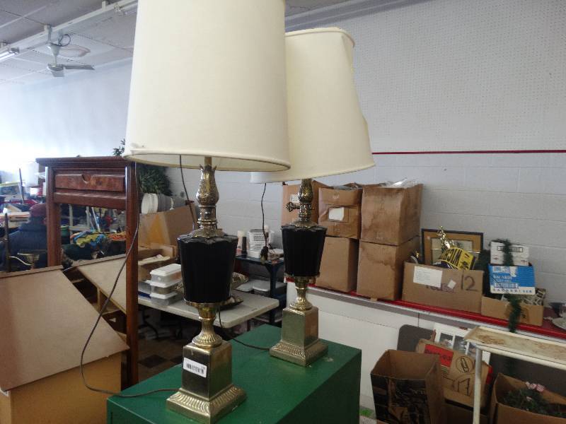 lot 326 image: Pair of table lamps.
