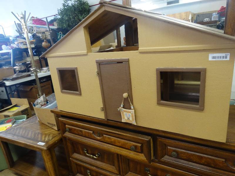 lot 327 image: Big doll house.