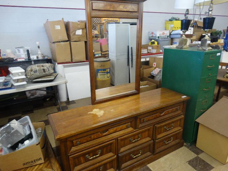 lot 328 image: 8 Drawer dresser wmirror.