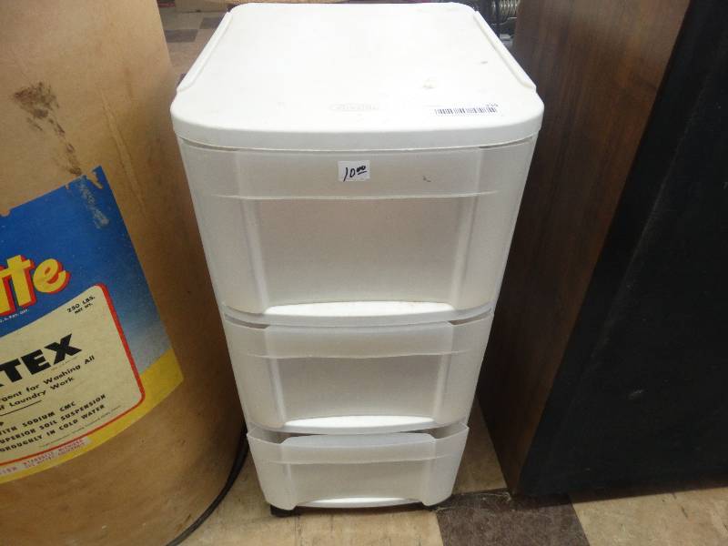lot 339 image: 3 Drawer plastic bin on wheels.