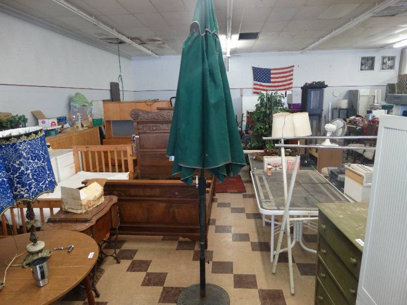 lot 343 image: Patio umbrella.