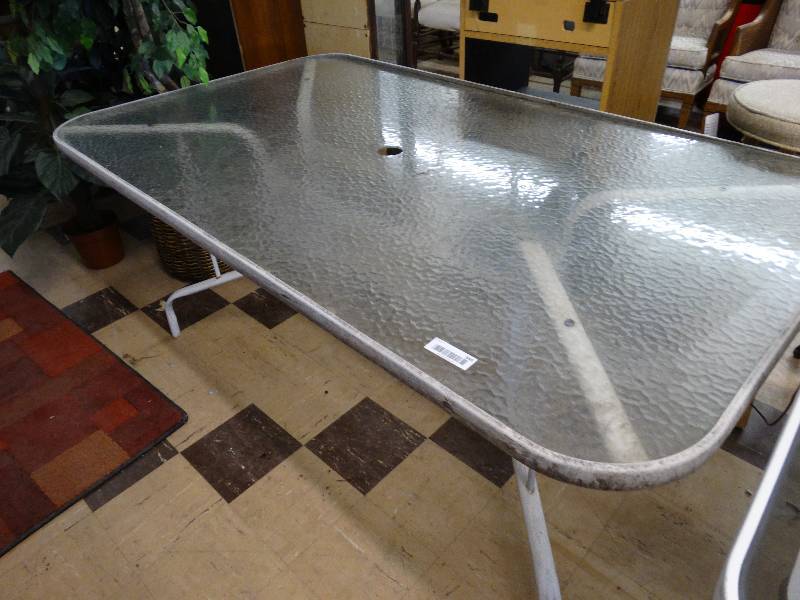 lot 346 image: Outdoor patio table.
