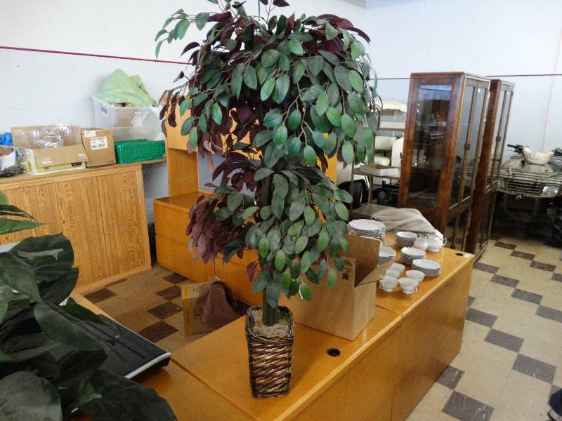 lot 351 image: Fake indoor decorative tree.