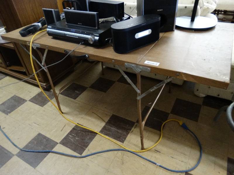 lot 353 image: Metal foldable table.
