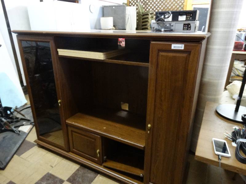 lot 355 image: Big TV entertainment stand.
