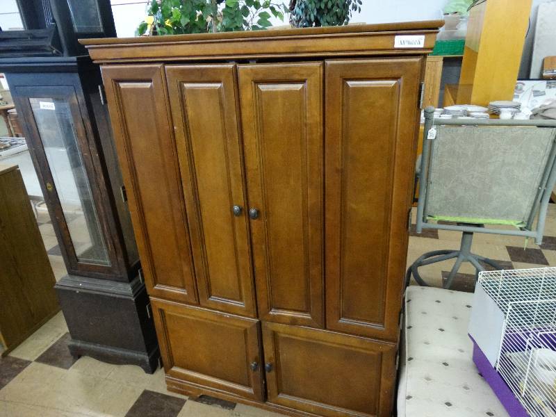 lot 362 image: Wooden entertainment stand wbottom cabinet & folding doors.