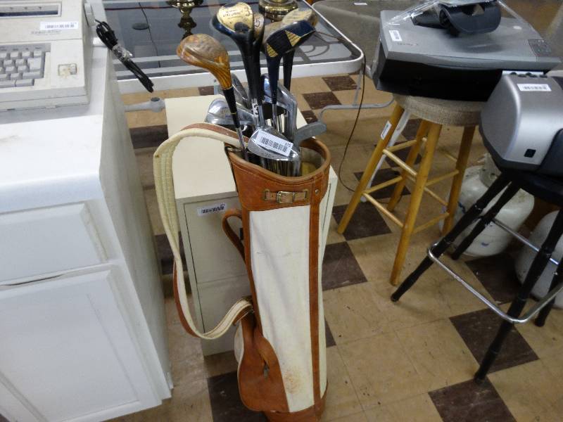 lot 375 image: Golf bag clubs.