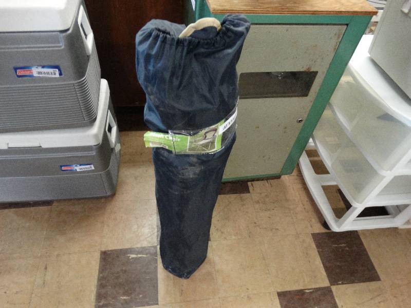lot 380 image: Oversize mesh chair & carry bag.