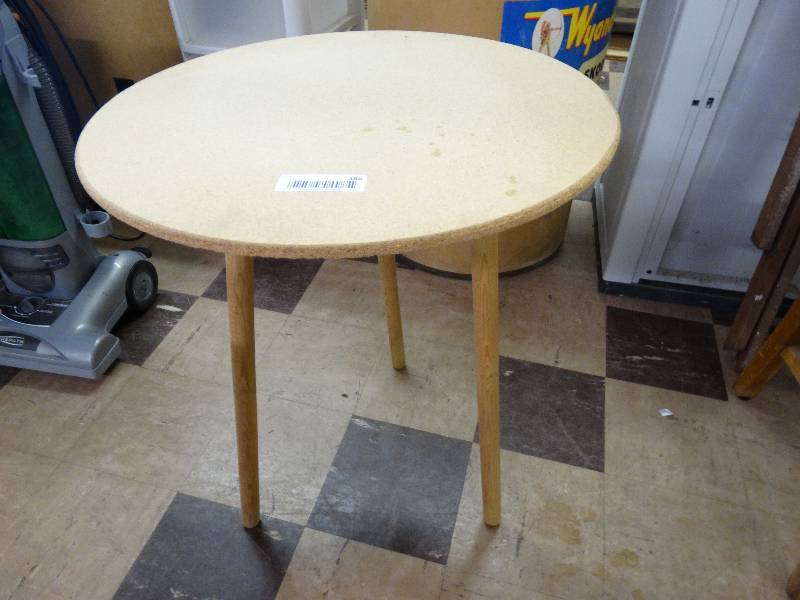 lot 386 image: Small round table.
