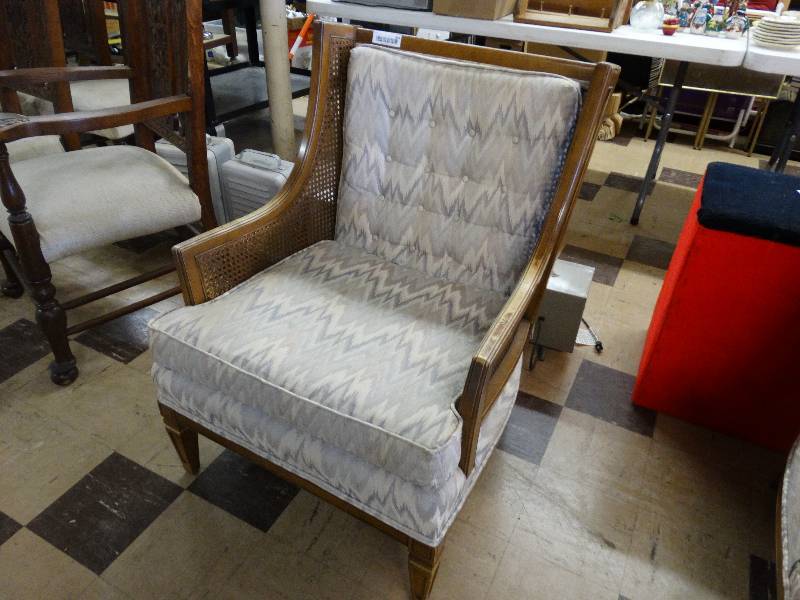 lot 394 image: Sitting chair.