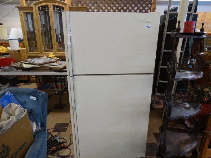 lot 400 image: Jenn-air 21.1 cubic feet refrigerator.