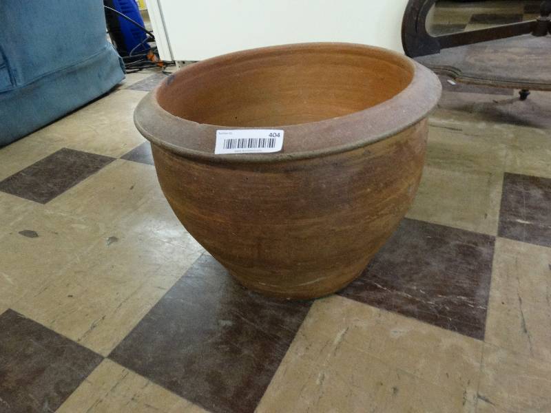 lot 404 image: Terra cotta planter, heavy.