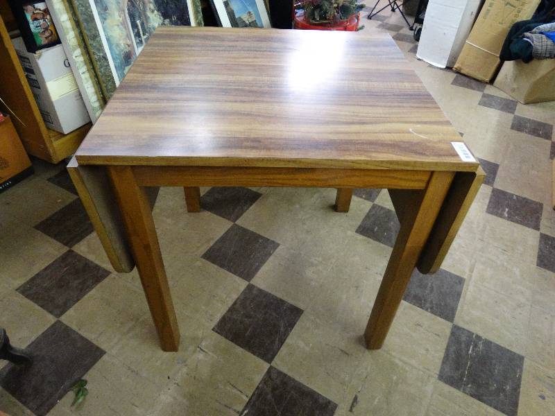 lot 406 image: Drop leaf table, no contents.