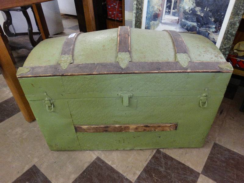 lot 407 image: Old big chest.