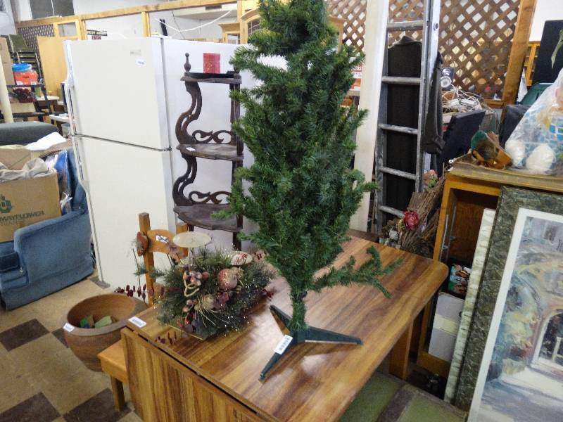 lot 408 image: Small Christmas tree & candle holder decorative.