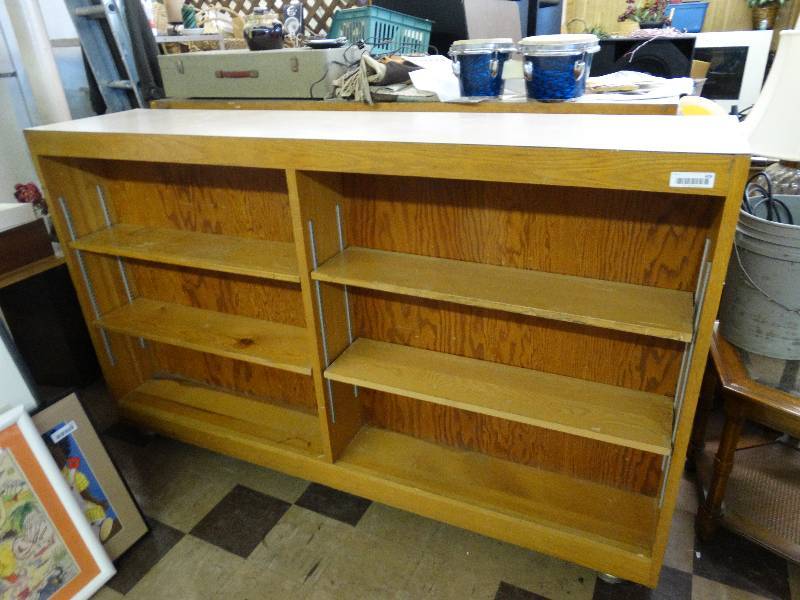 lot 409 image: Double sided bookshelf no contents, 6 ft long