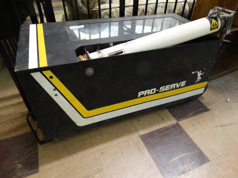 lot 425 image: Pro-serve tennis ball launcher.