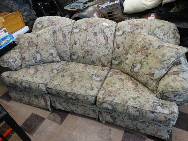 lot 431 image: Hide -a - bed floral print couch.