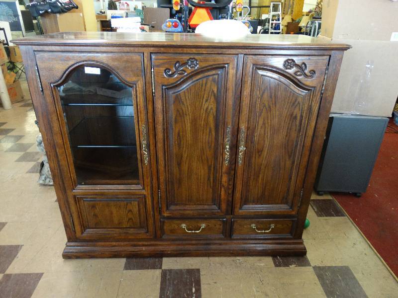 lot 433 image: Solid wood entertainment center heavy.
