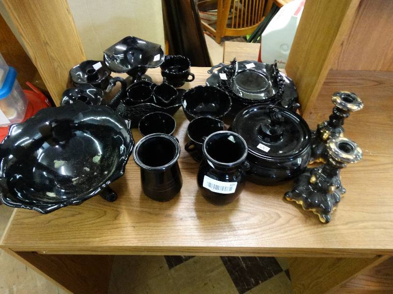 lot 435 image: Dark glassware set.