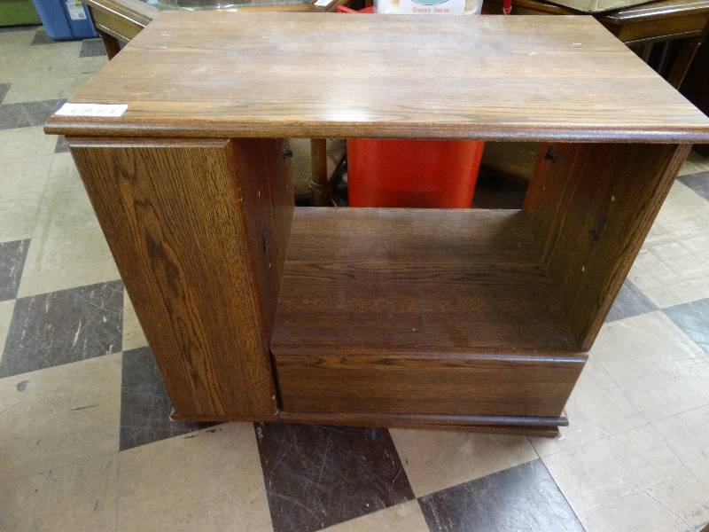 lot 436 image: TV stand, swivels.