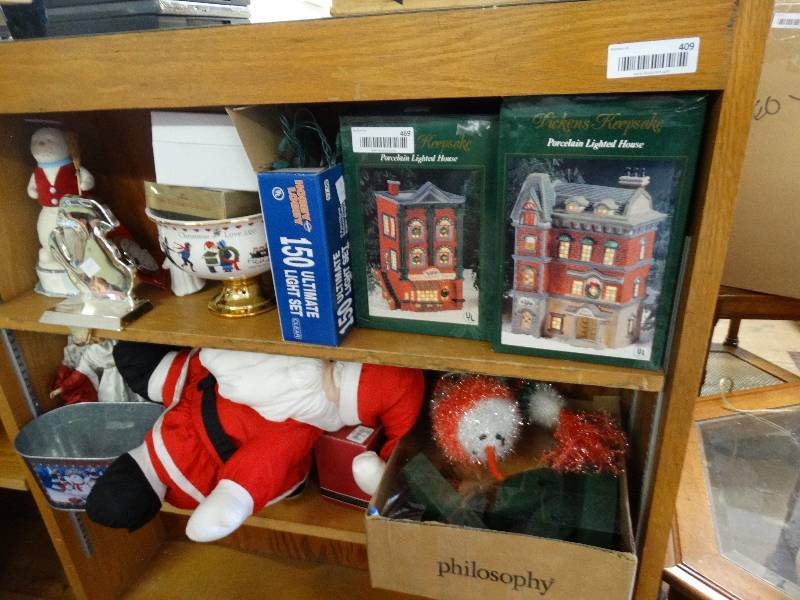 lot 469 image: Lot of Christmas decor.