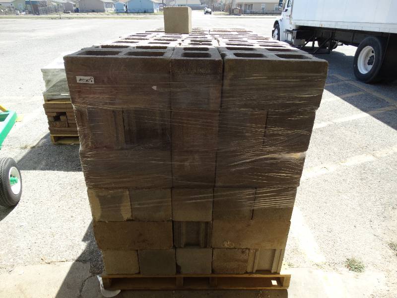 lot 476 image: 90 Cinder blocks.