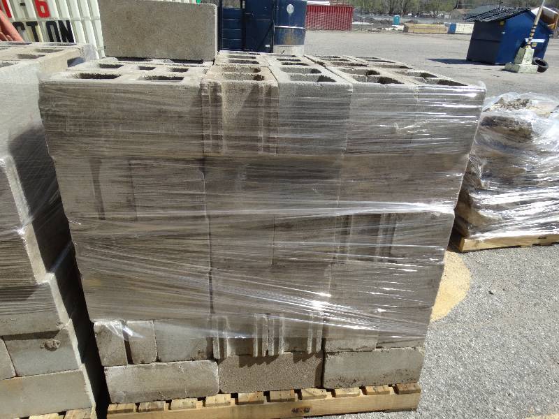 lot 477 image: 91 Cinder blocks.