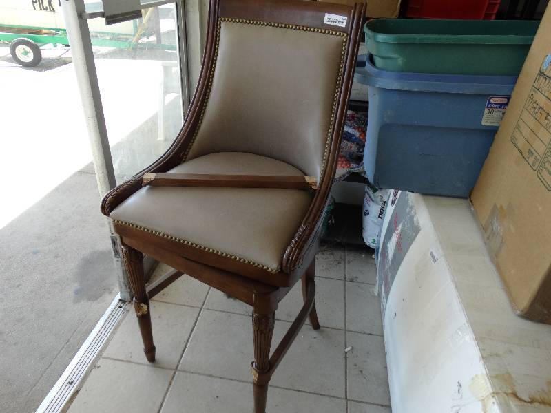 lot 484 image: Bar stool, need repaired.