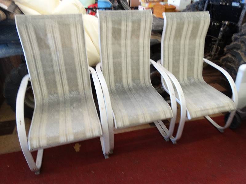 lot 487 image: 3 Rocking patio chairs.