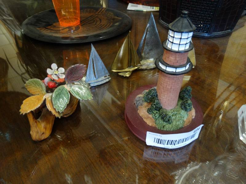 lot 496 image: 4 Sailboats & light house decor.