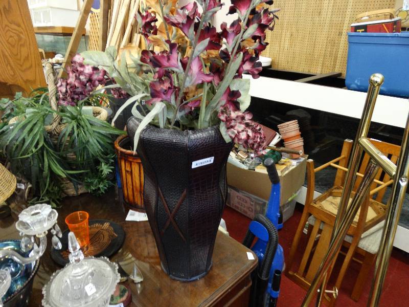 lot 499 image: big nice decorative vase.
