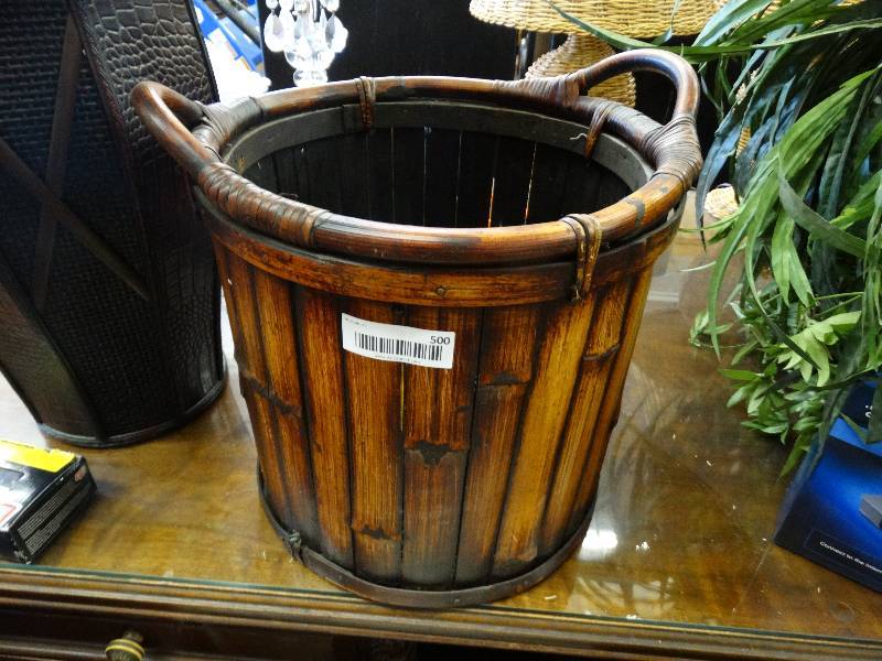 lot 500 image: Bamboo. themed bucket.