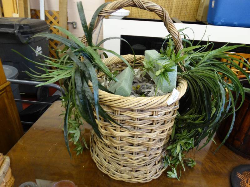 lot 880 image: Big wicker tree basket.