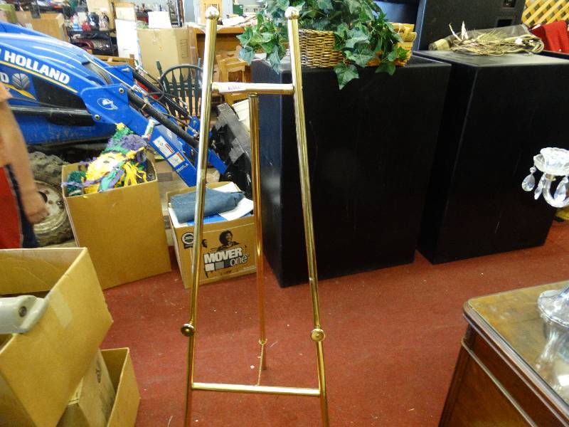 lot 885 image: Easile stand.