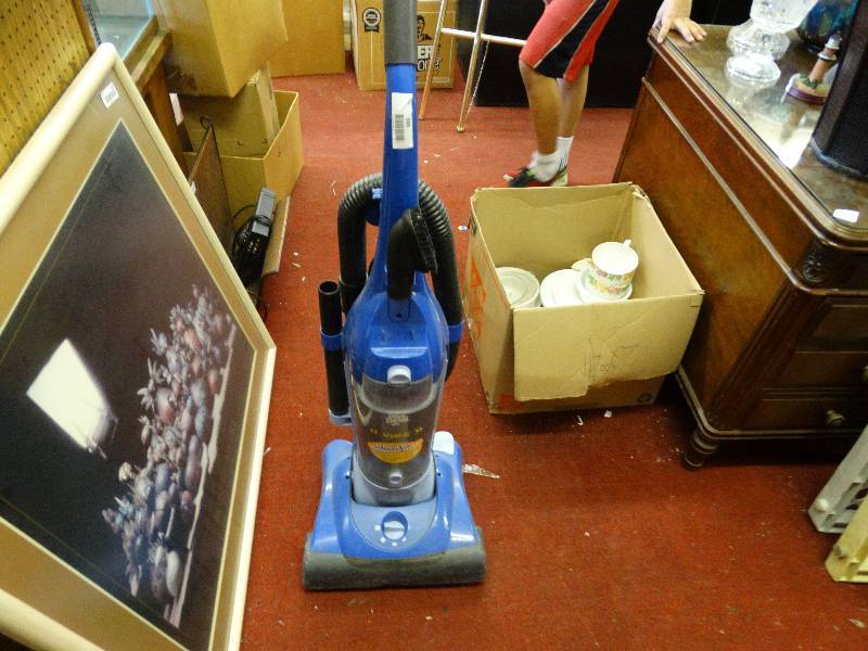 lot 886 image: Dirt devil 12 amp vacuum.