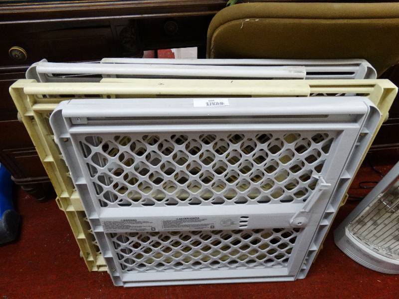 lot 888 image: 3 dog gates.