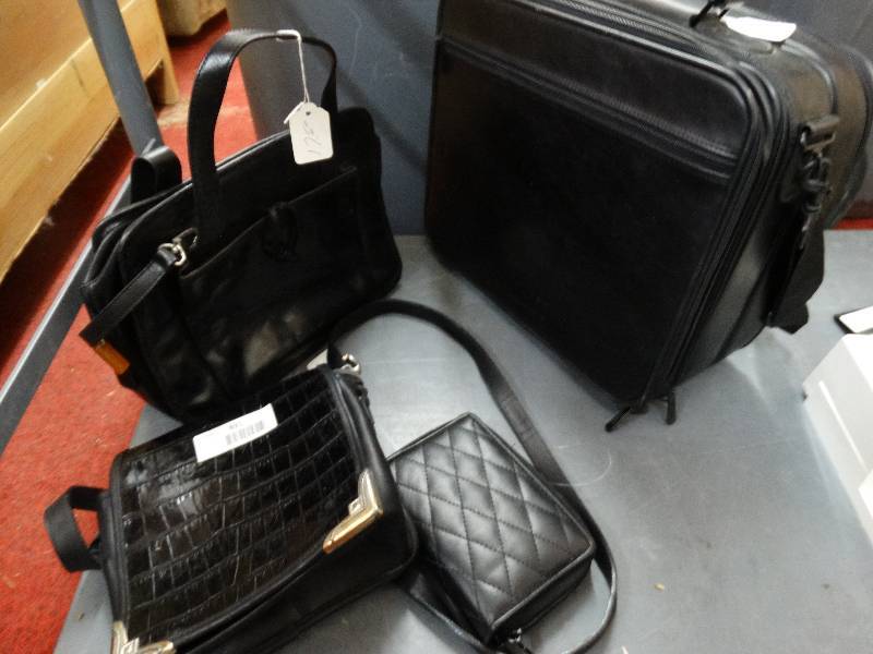 lot 891 image: Lot of carry bags.