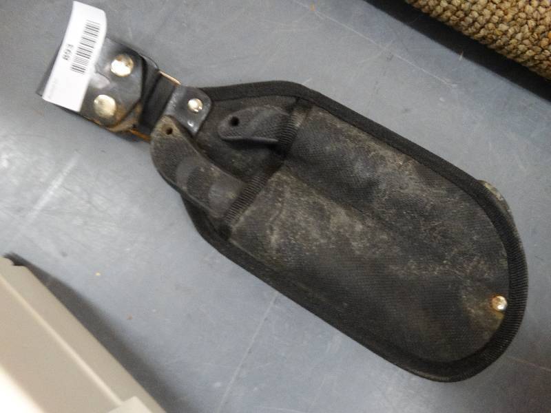 lot 893 image: 2 Knives & belt clip.