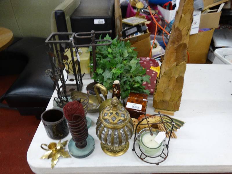 lot 897 image: Home decor.