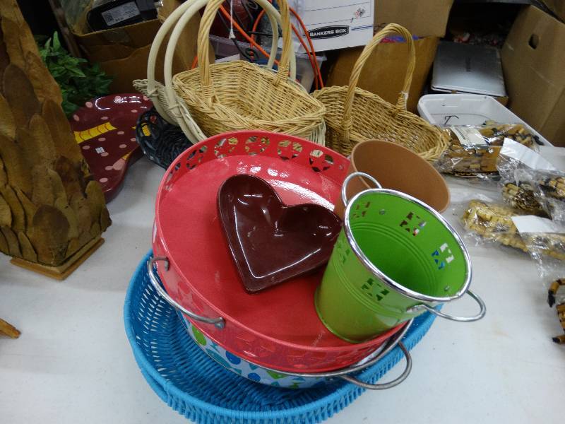 lot 898 image: Lot of metal baskets & wicker baskets.
